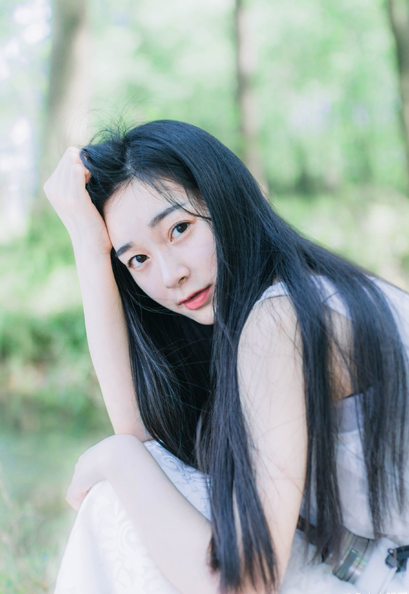一开始，对于周瑜支持自己，孙权心中还是很感激的，但也是从那时起，孙权发现周瑜的影响力，之前支持他和三弟孙翊的人是呈相持的状态，但周瑜只是一句话，便让那些原本支持孙翊的人倒过来支持自己，当时没想那么多，但事后孙权仔细琢磨，如果当时周瑜不是支持自己，而是支持年幼的孙翊，从而间接掌控江东，又会是怎么样的结果？